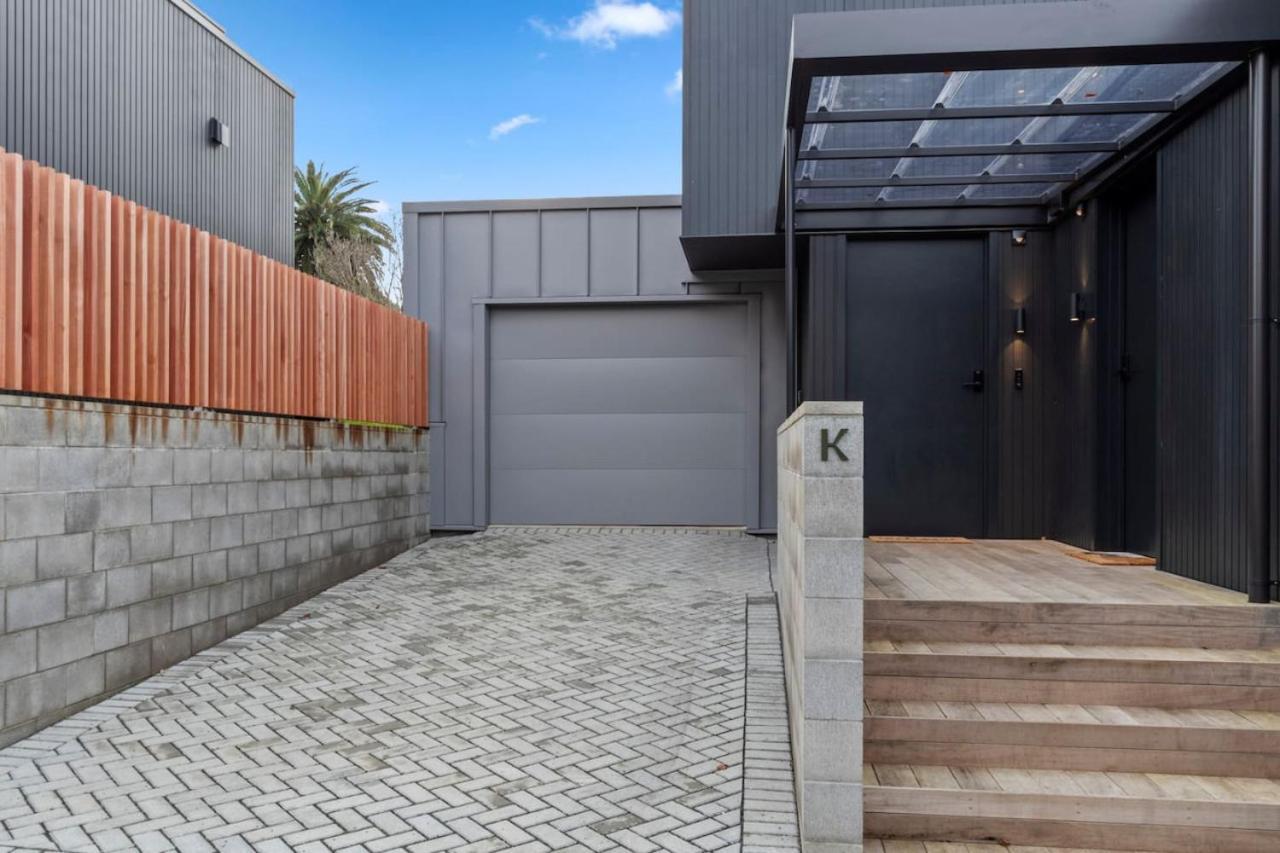 Luxury Living With Views -by Kosh Bnb Hamilton