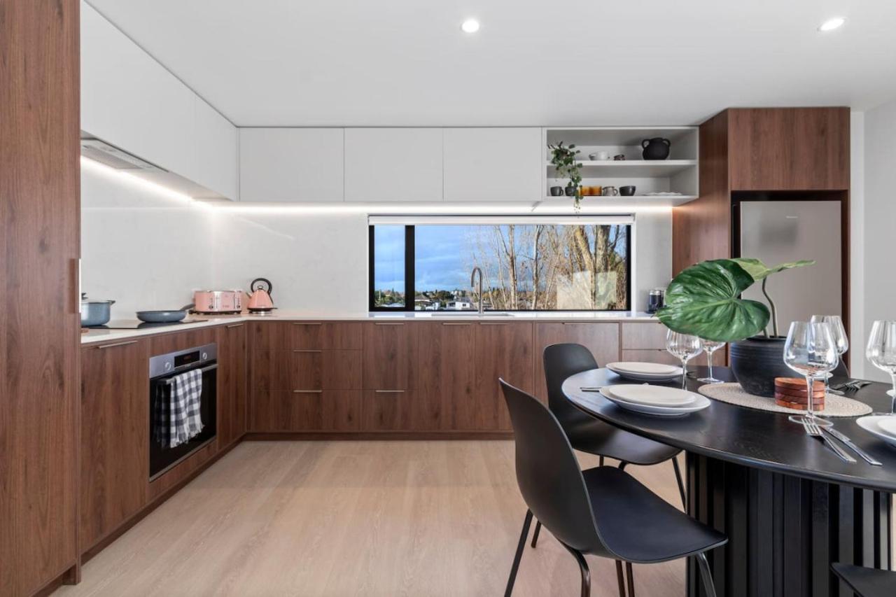 Luxury Living With Views -by Kosh Bnb Hamilton