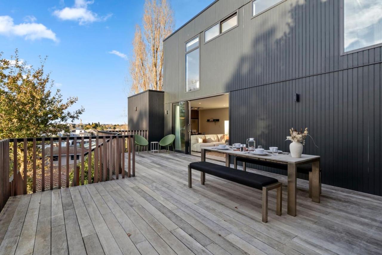 Luxury Living With Views -by Kosh Bnb Hamilton
